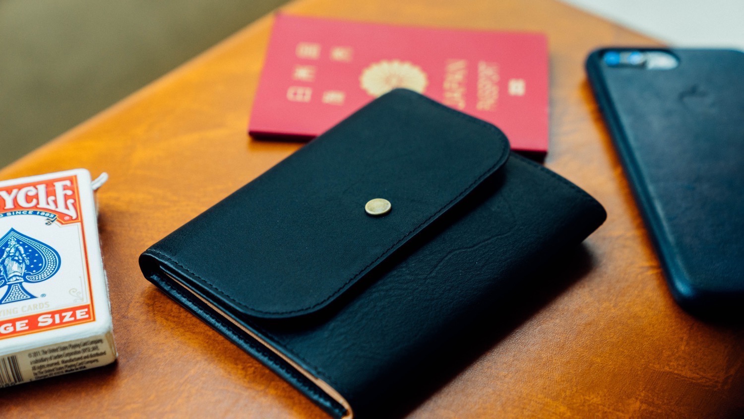 必要なモノがギュッと詰まった愛すべき本革パスポートケース兼用財布 